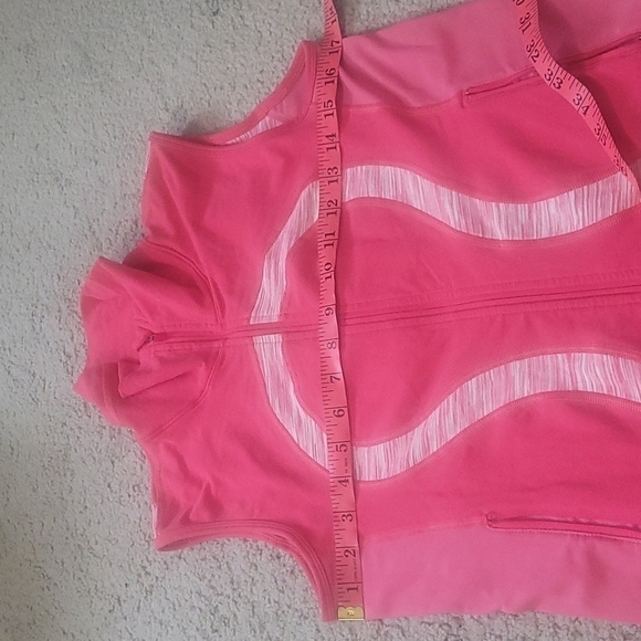 Lululemon in stride Pink Zipper Vest with reflective bird or doves on back size4 - Picture 13 of 15